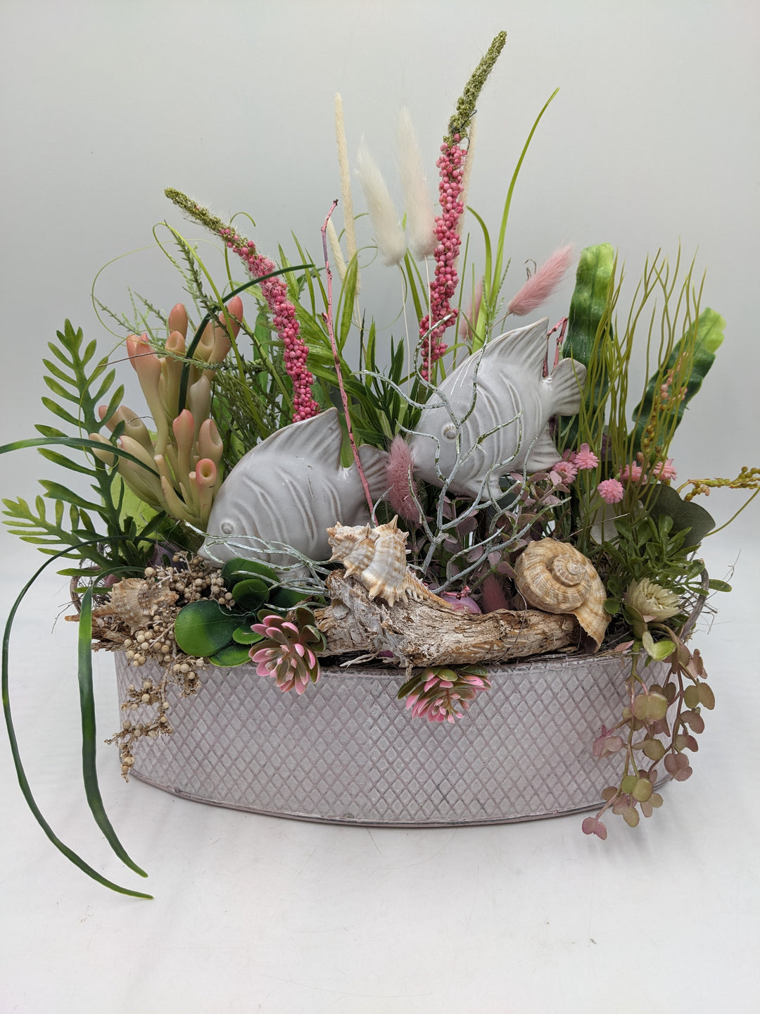 Sommergesteck Fische Gräser maritim rosa