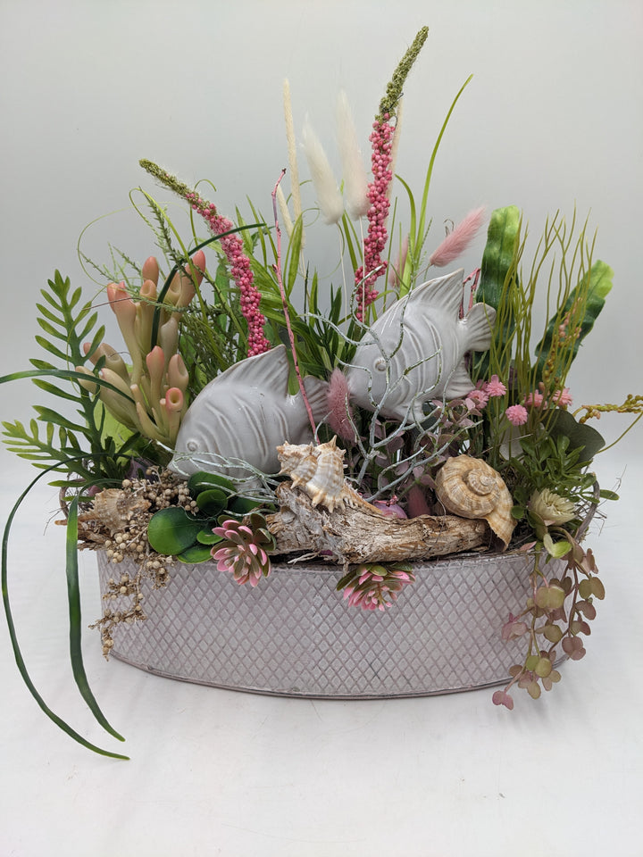Sommergesteck Fische Gräser maritim rosa