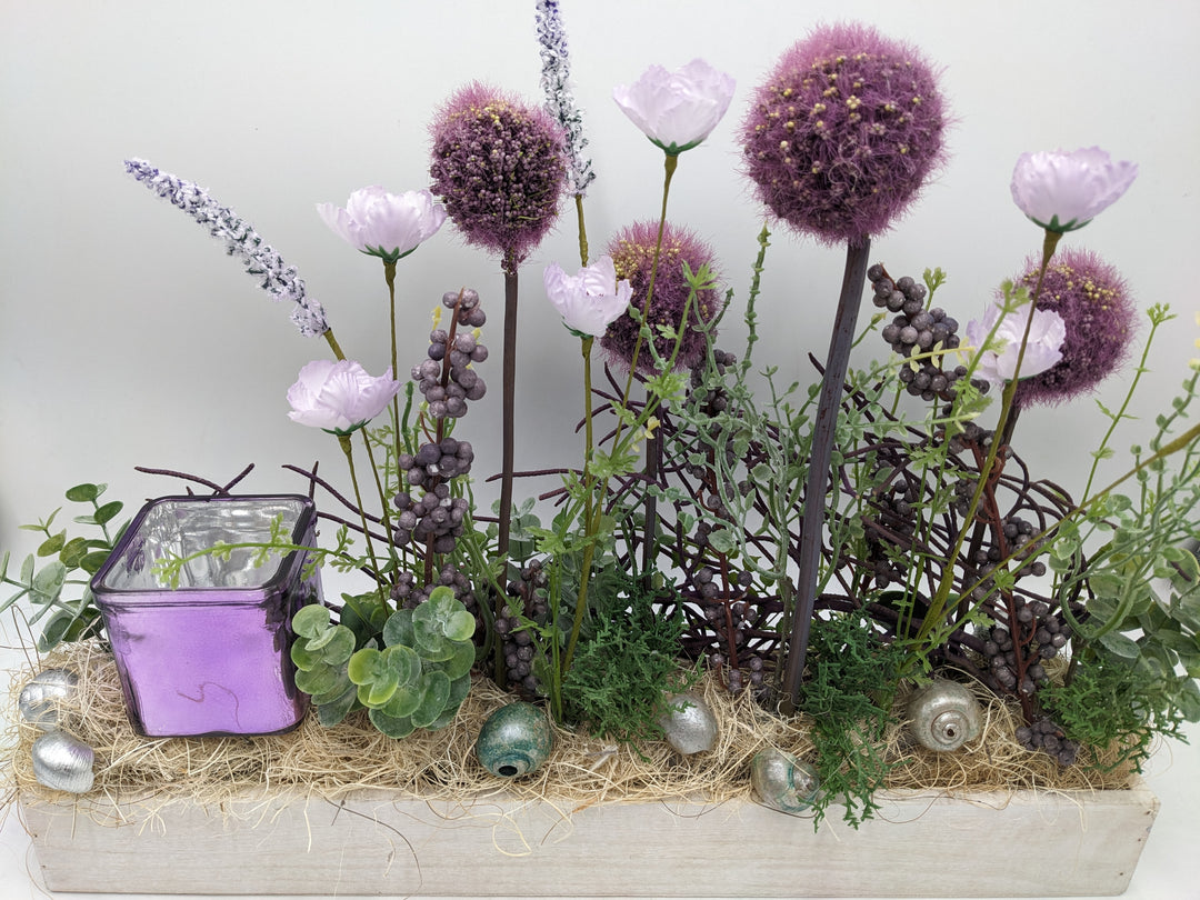 Frühlingsgesteck Teelicht Wiesenblumen lila