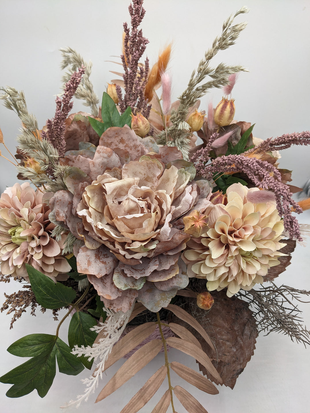 Sommergesteck Dahlien Gräser apricote rosa