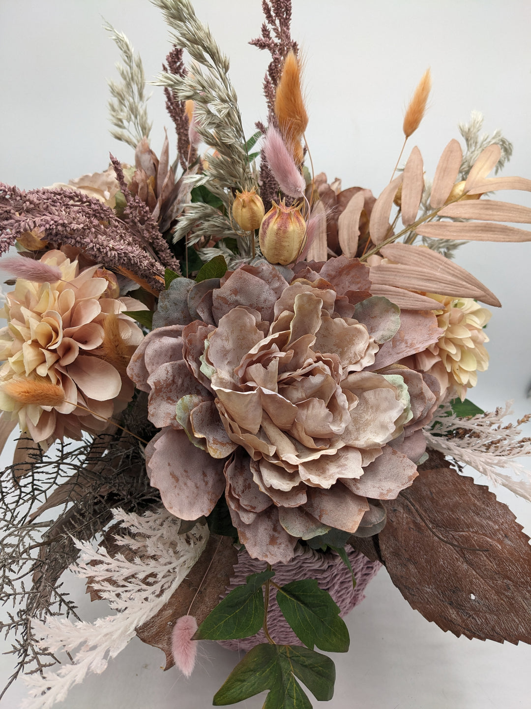 Sommergesteck Dahlien Gräser apricote rosa