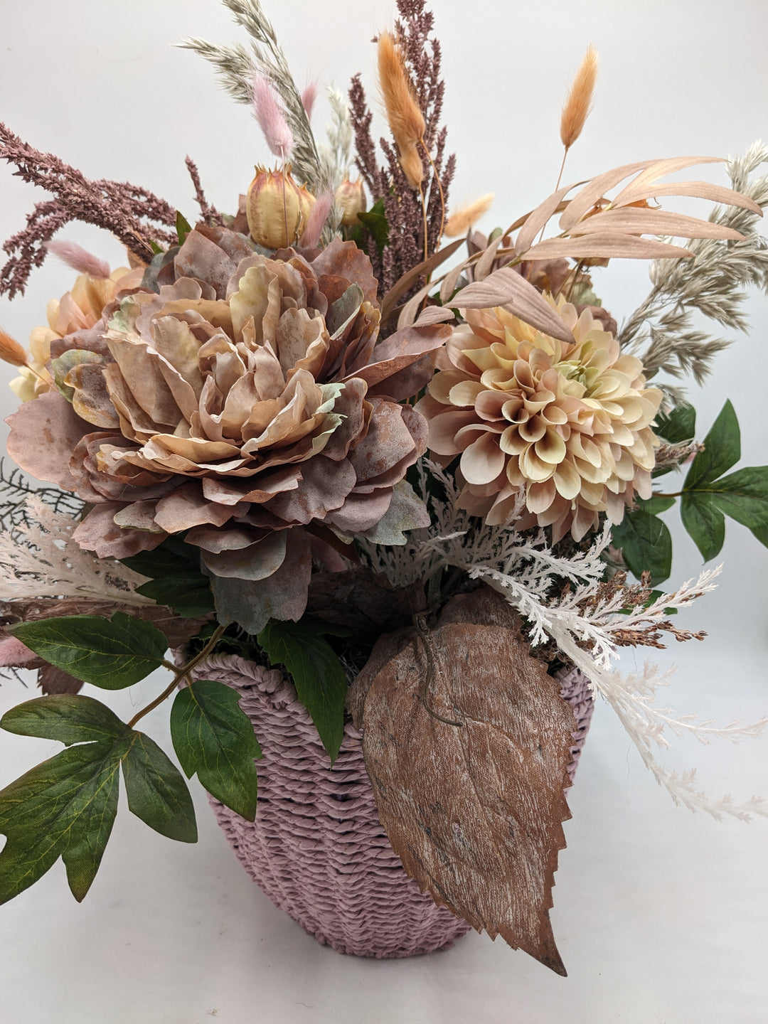 Sommergesteck Dahlien Gräser apricote rosa