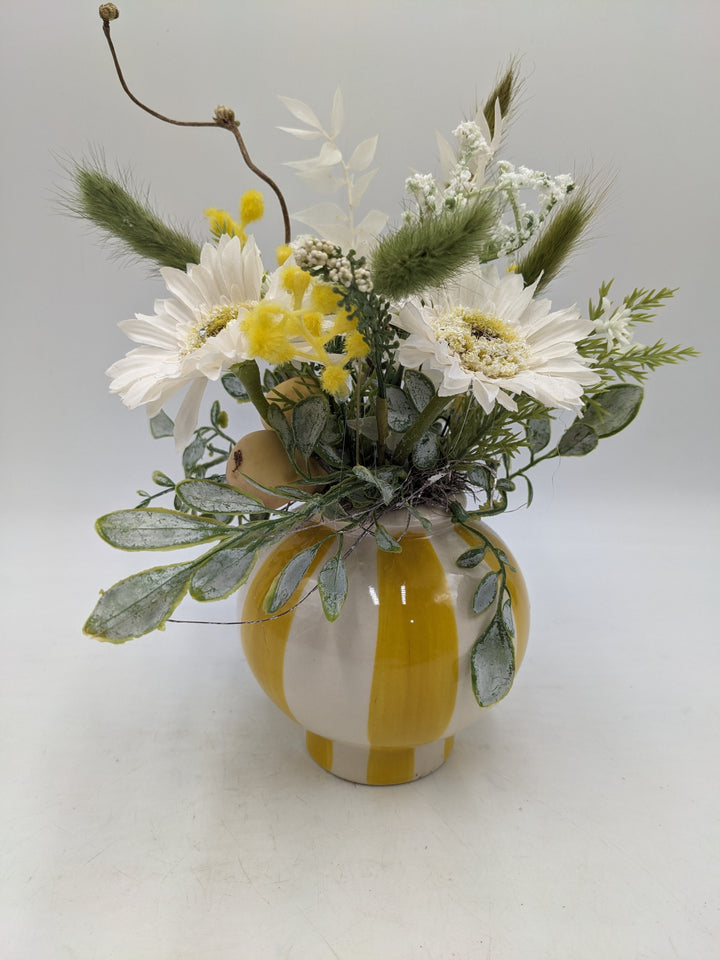 Frühlingsgesteck Vase Gräser gelb weiss