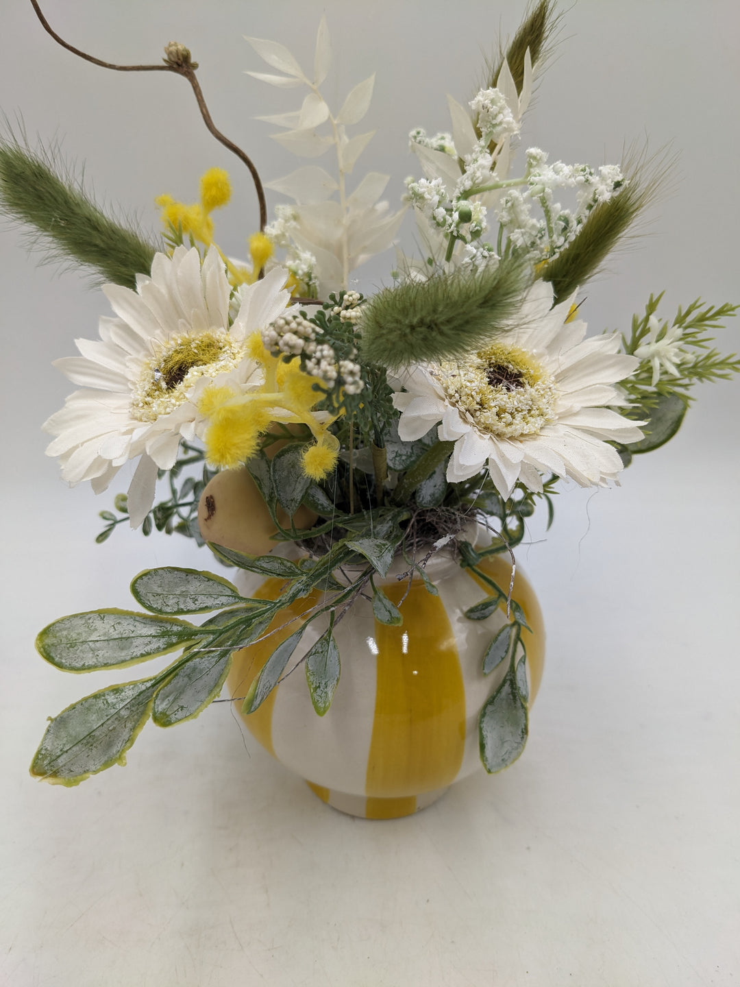 Frühlingsgesteck Vase Gräser gelb weiss