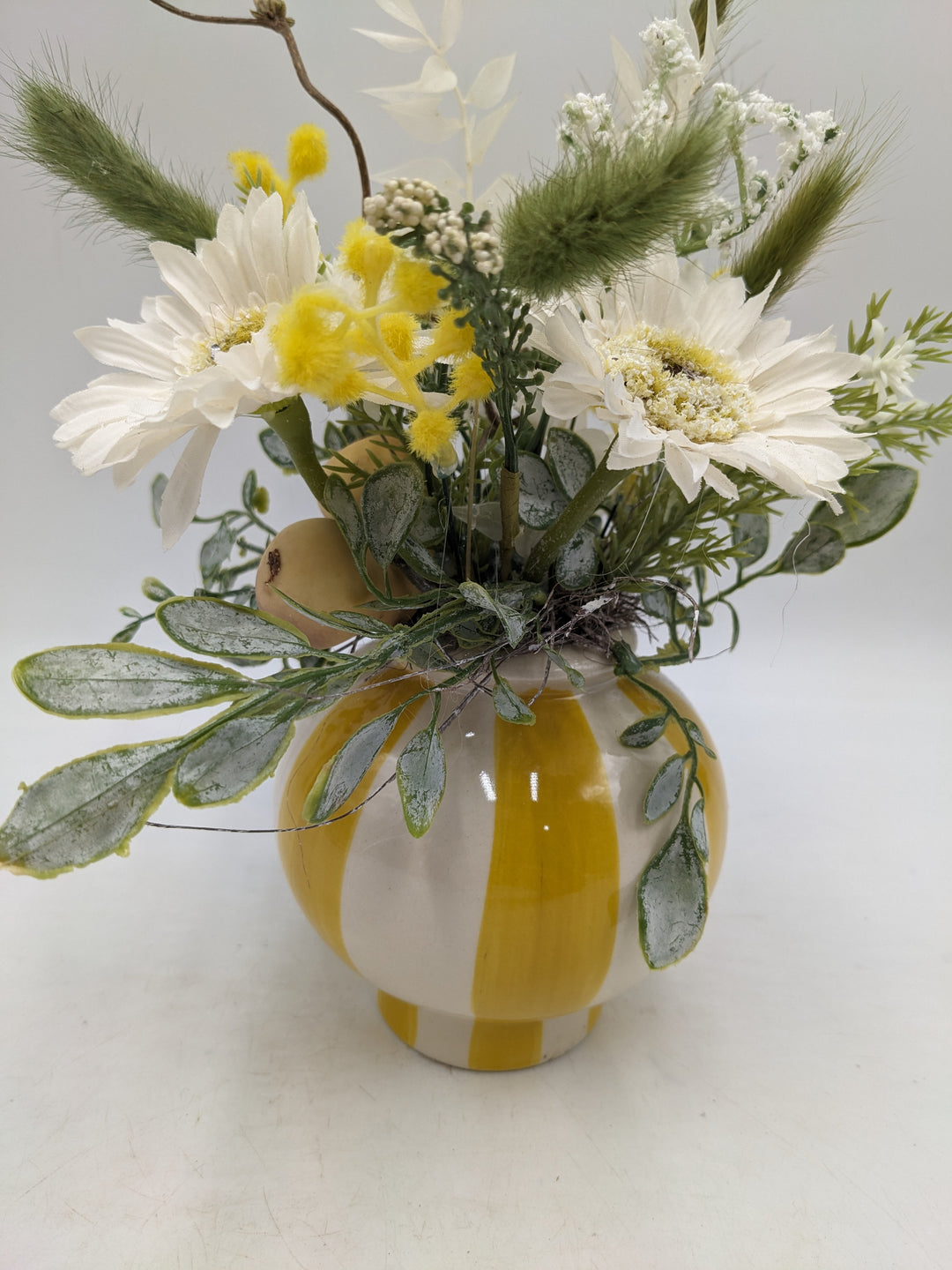 Frühlingsgesteck Vase Gräser gelb weiss