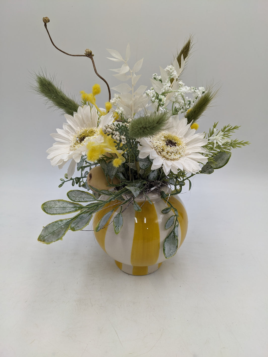 Frühlingsgesteck Vase Gräser gelb weiss