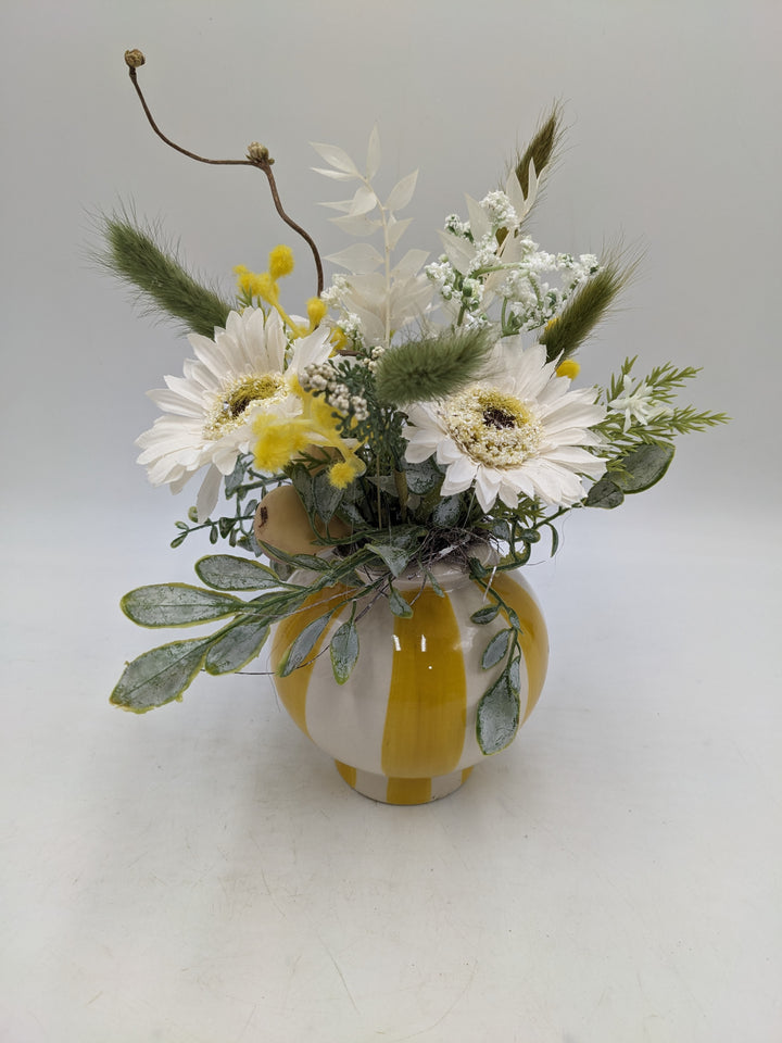 Frühlingsgesteck Vase Gräser gelb weiss