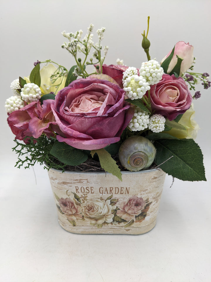 Sommergesteck Rosen Schnecke rosa weiss