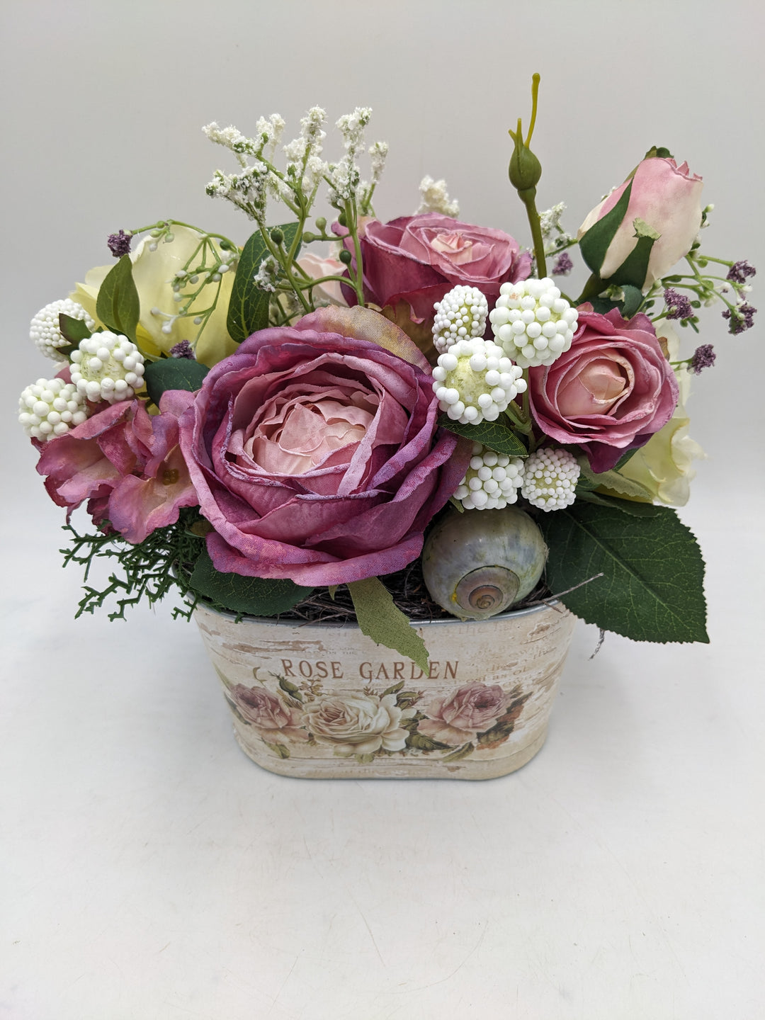 Sommergesteck Rosen Schnecke rosa weiss