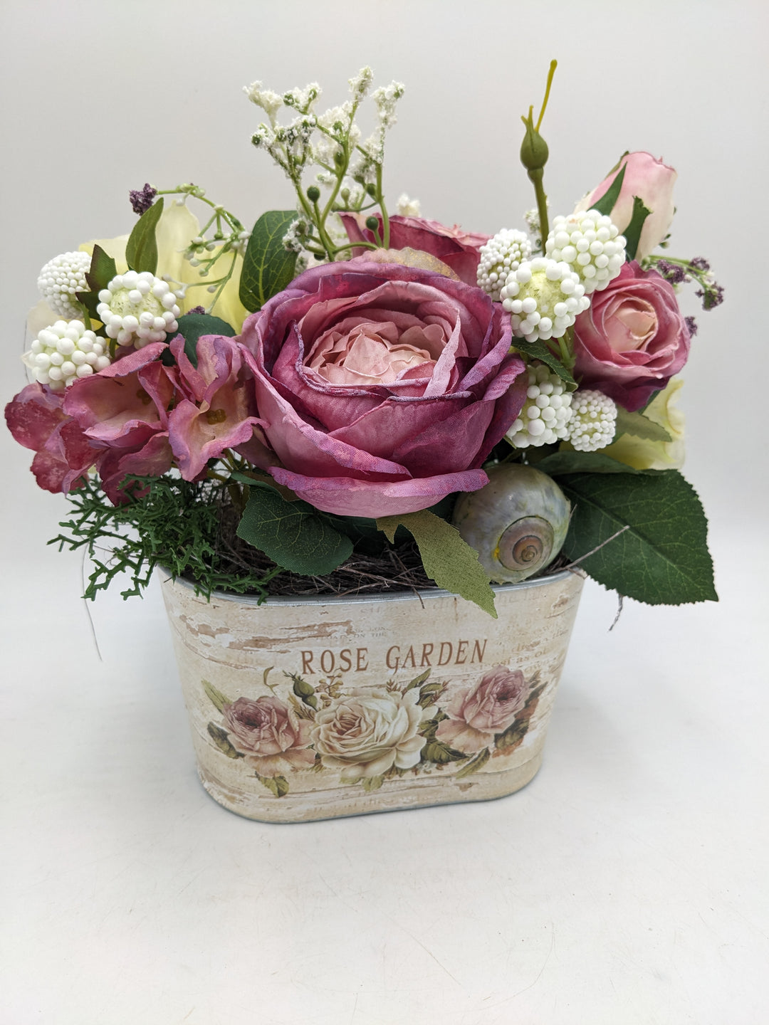 Sommergesteck Rosen Schnecke rosa weiss