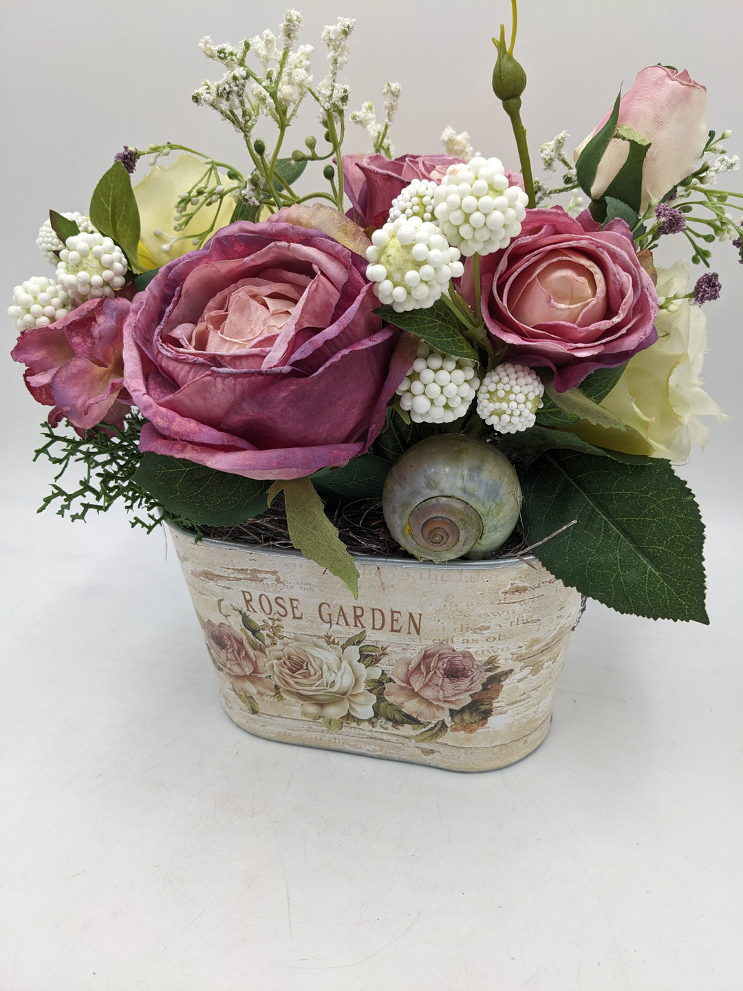 Sommergesteck Rosen Schnecke rosa weiss