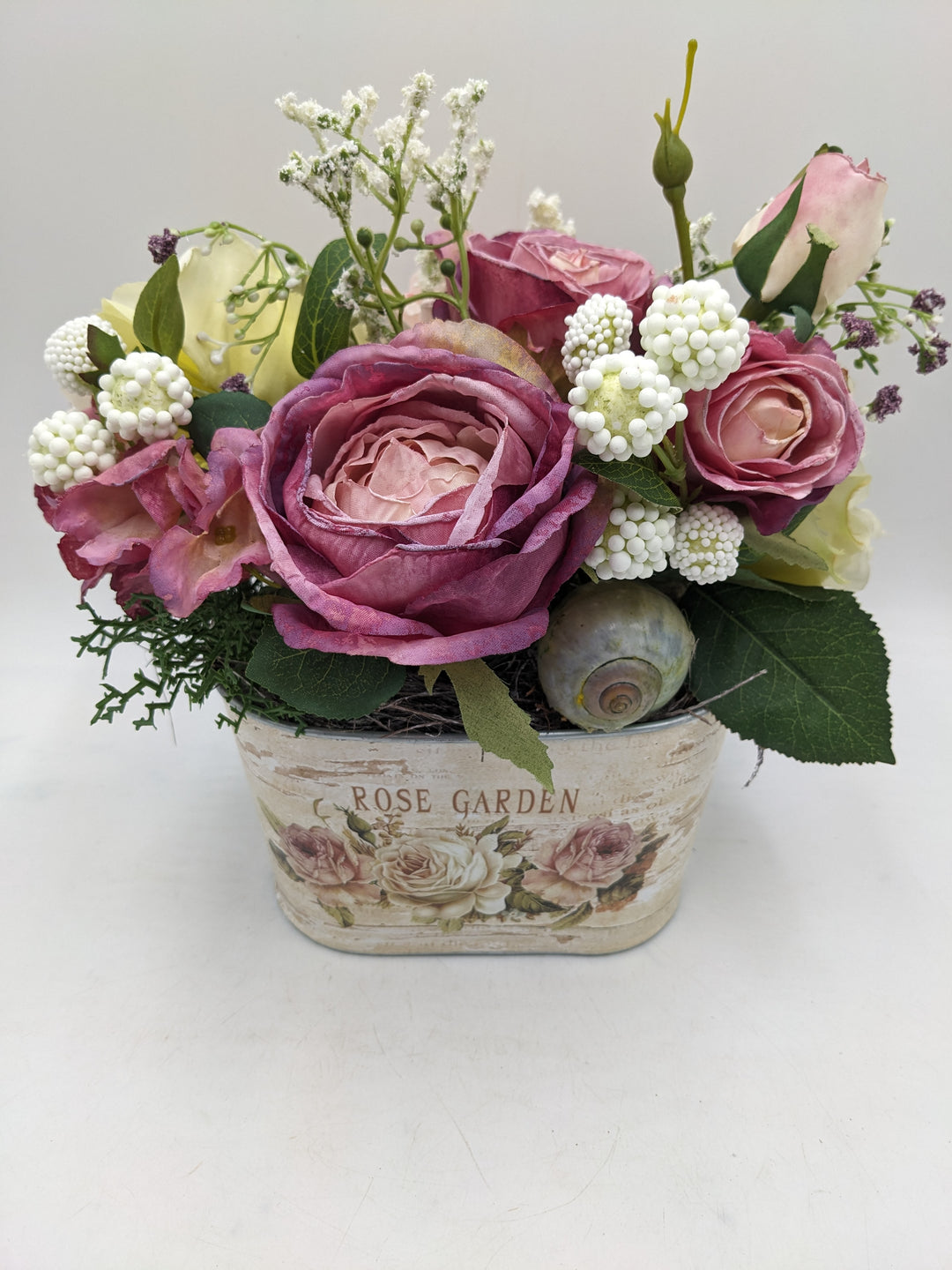 Sommergesteck Rosen Schnecke rosa weiss