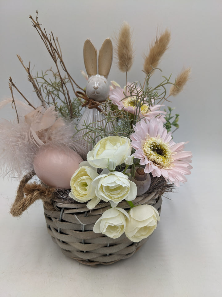 Frühlingsgesteck Ostergesteck Hase Gräser Ranunkel weiss rosa