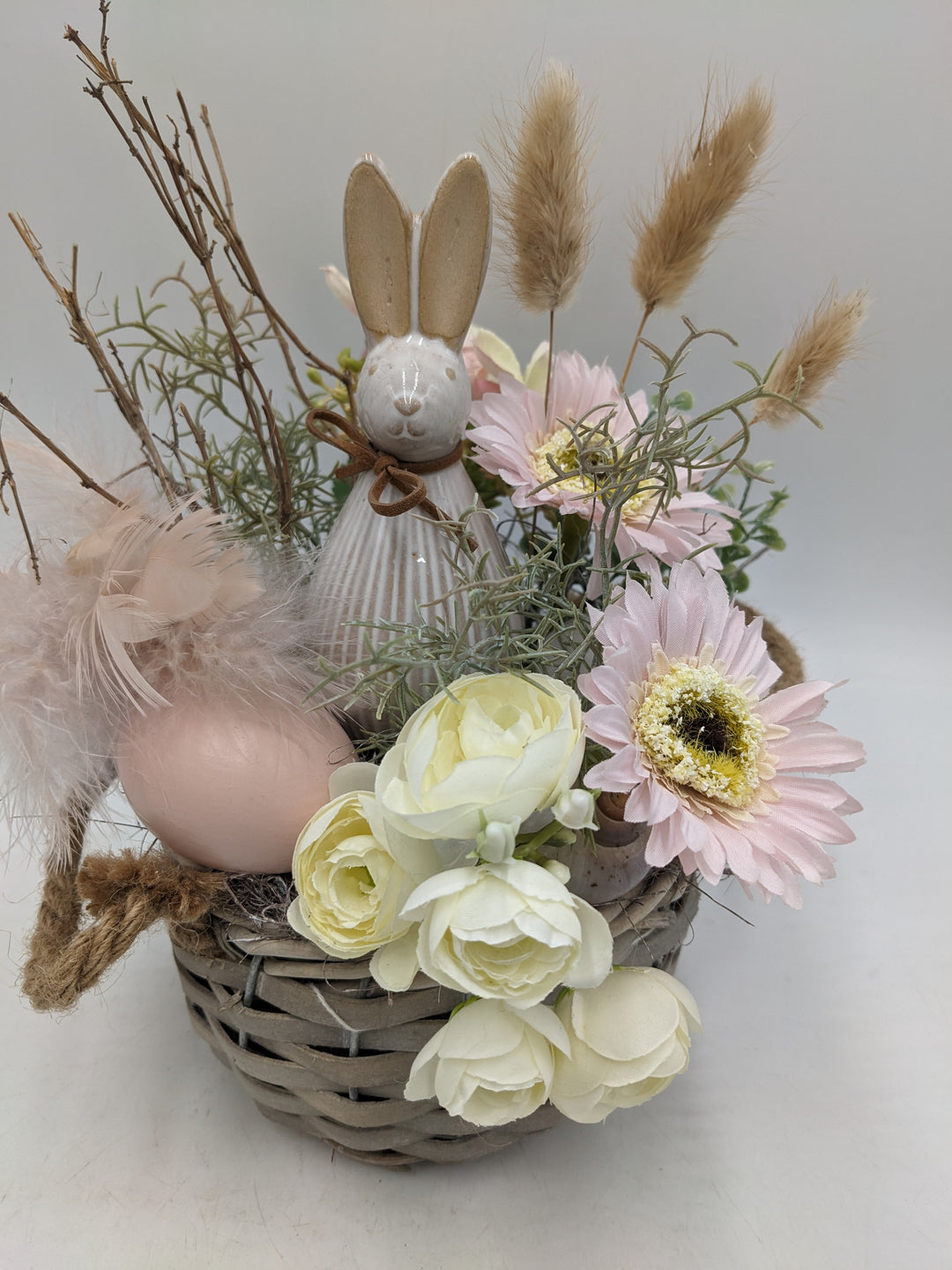 Frühlingsgesteck Ostergesteck Hase Gräser Ranunkel weiss rosa