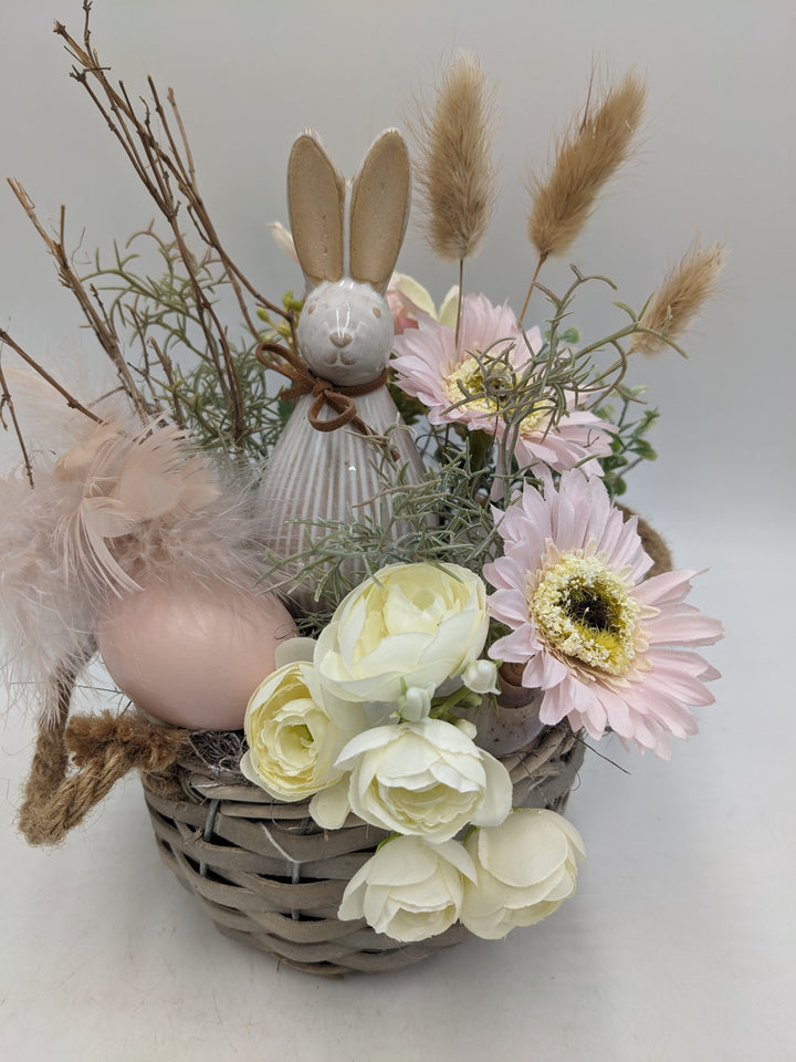 Frühlingsgesteck Ostergesteck Hase Gräser Ranunkel weiss rosa