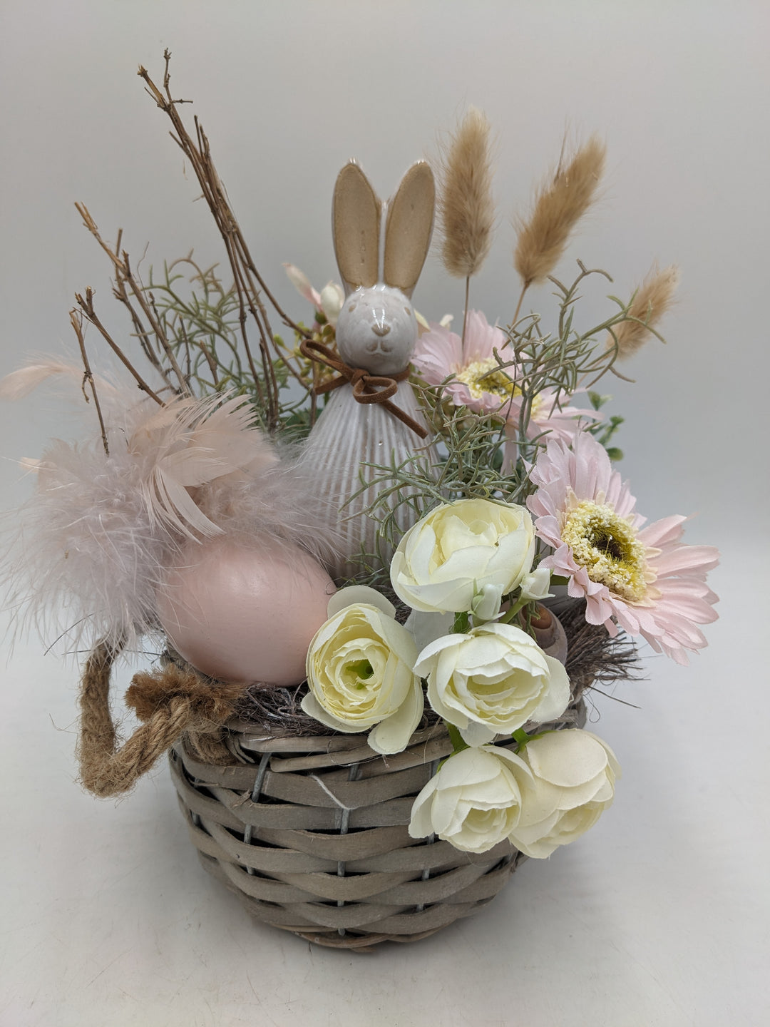 Frühlingsgesteck Ostergesteck Hase Gräser Ranunkel weiss rosa