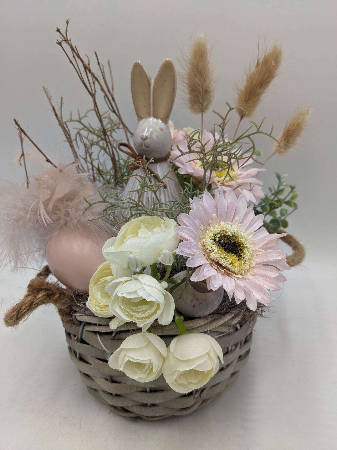 Frühlingsgesteck Ostergesteck Hase Gräser Ranunkel weiss rosa