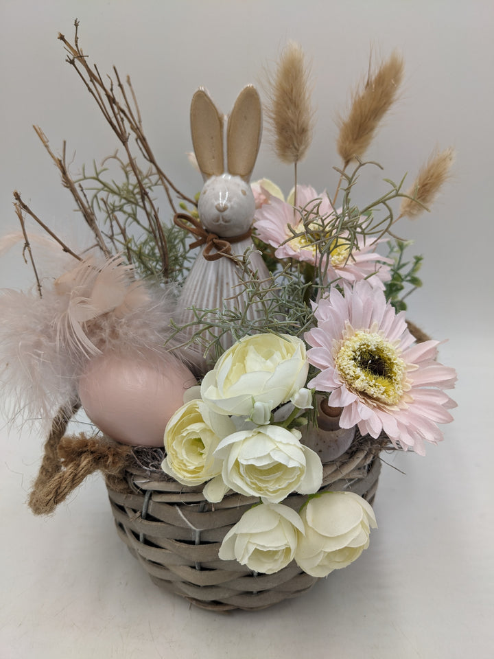 Frühlingsgesteck Ostergesteck Hase Gräser Ranunkel weiss rosa