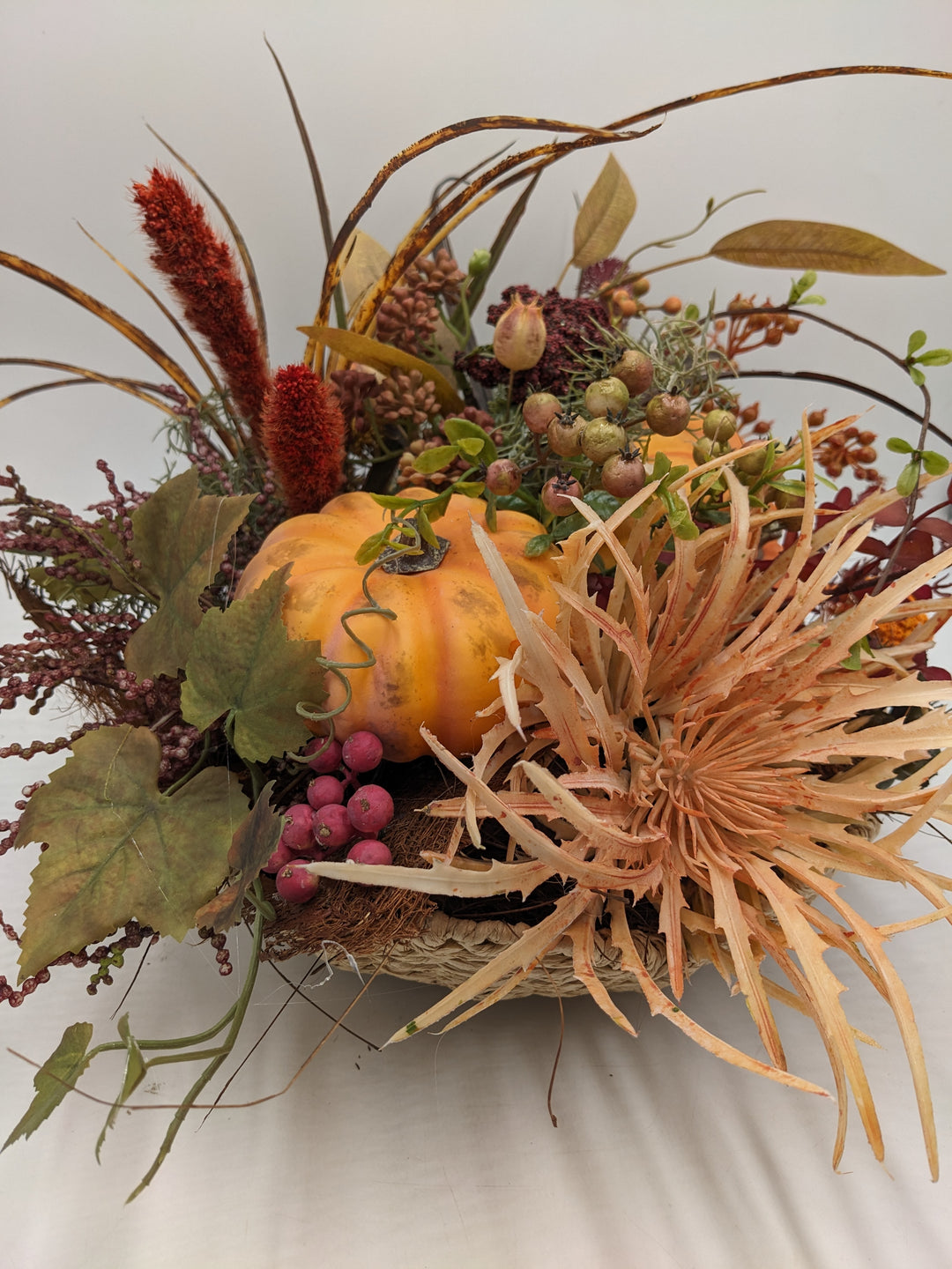 Herbstgesteck Kürbis Gräser Beeren orange