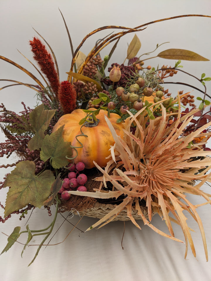 Herbstgesteck Kürbis Gräser Beeren orange