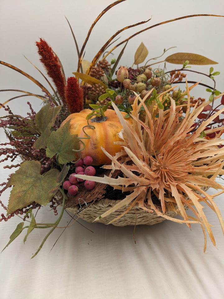 Herbstgesteck Kürbis Gräser Beeren orange