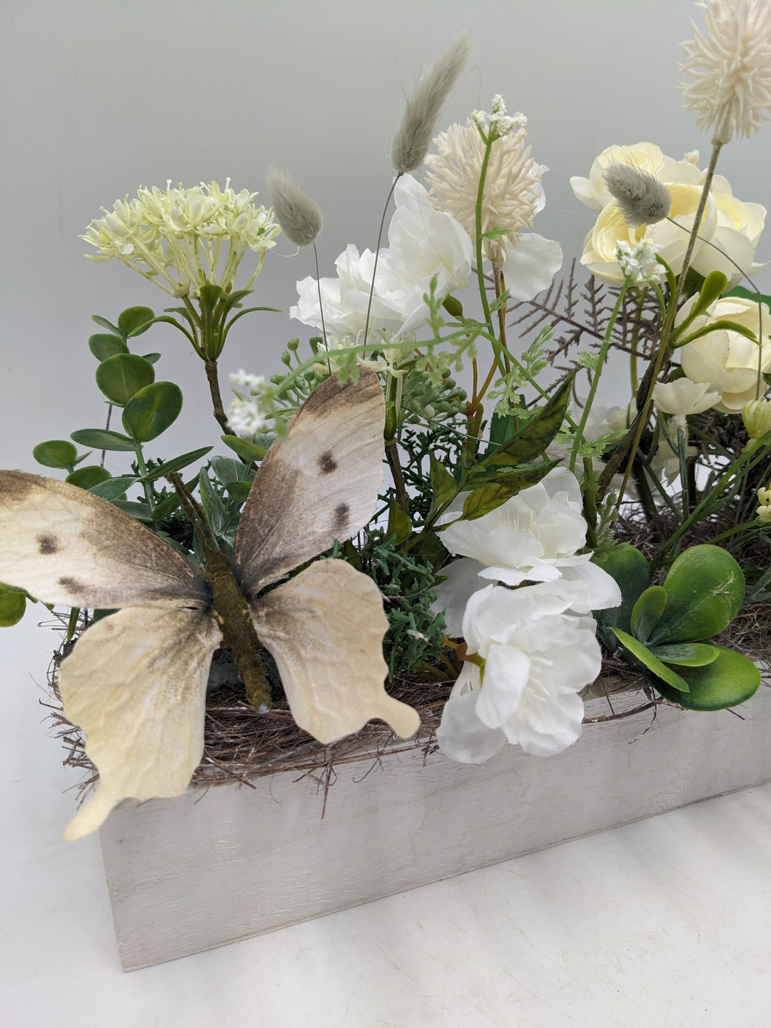 Sommergesteck Ranunkel Schmetterling weiss