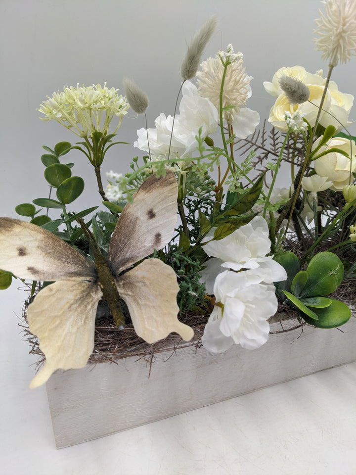 Sommergesteck Ranunkel Schmetterling weiss