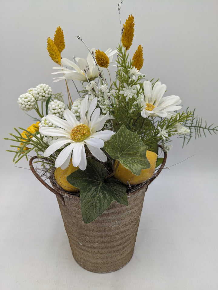Frühlingsgesteck Margeriten Zitronen gelb weiss