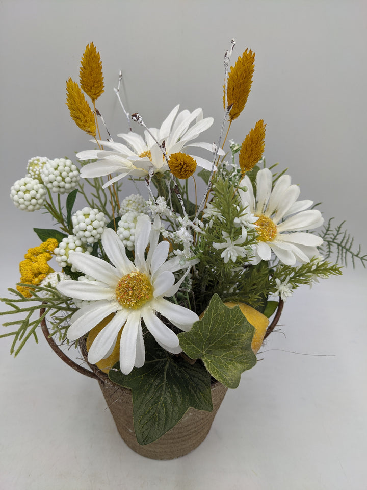 Frühlingsgesteck Margeriten Zitronen gelb weiss