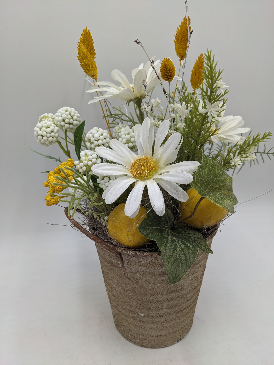 Frühlingsgesteck Margeriten Zitronen gelb weiss