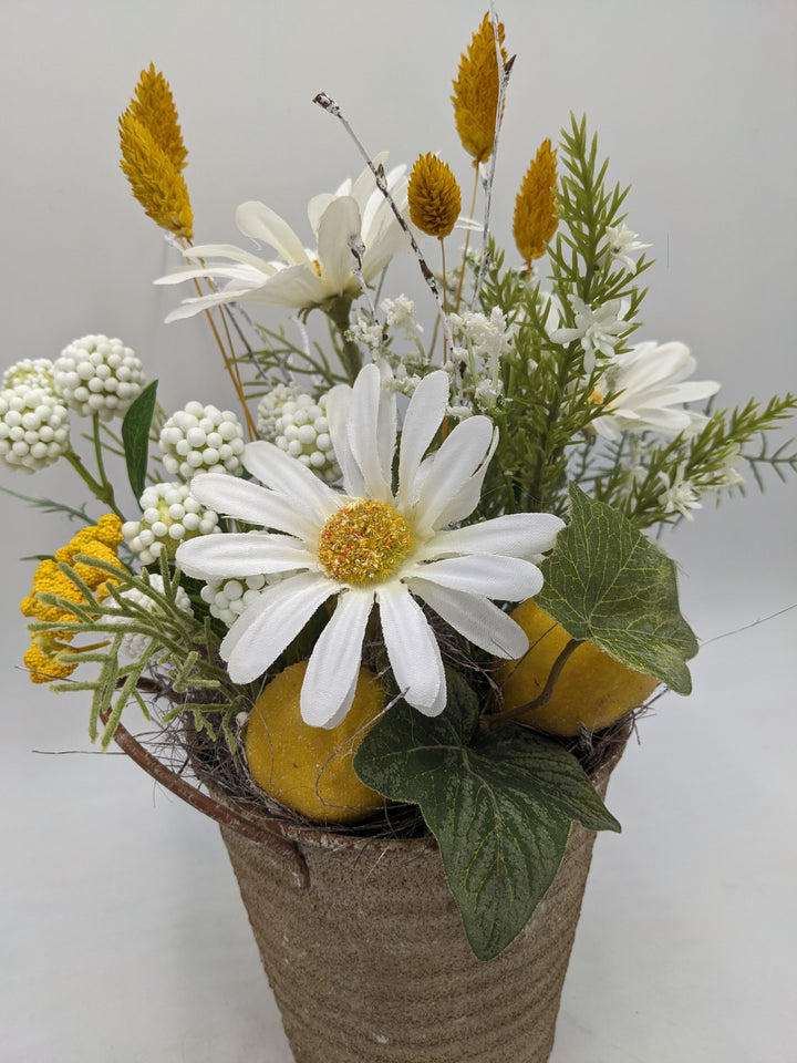 Frühlingsgesteck Margeriten Zitronen gelb weiss