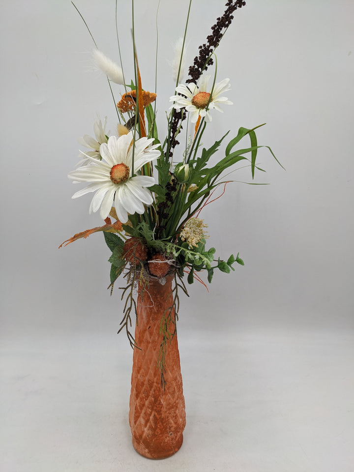 Frühlingsgesteck Vase Margeriten Gräser orange