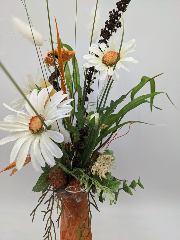 Frühlingsgesteck Vase Margeriten Gräser orange