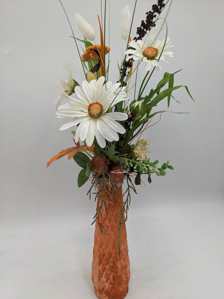 Frühlingsgesteck Vase Margeriten Gräser orange