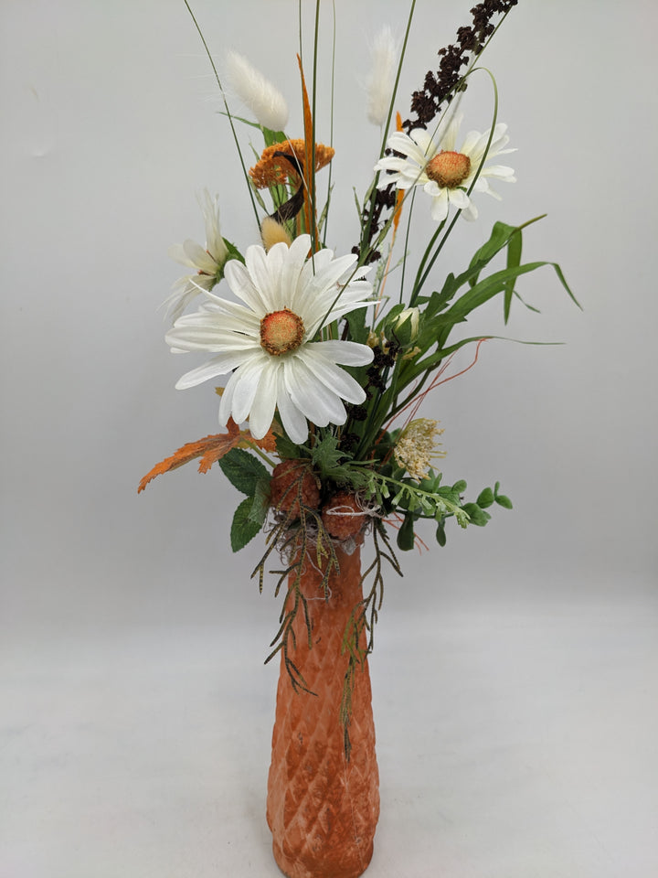 Frühlingsgesteck Vase Margeriten Gräser orange