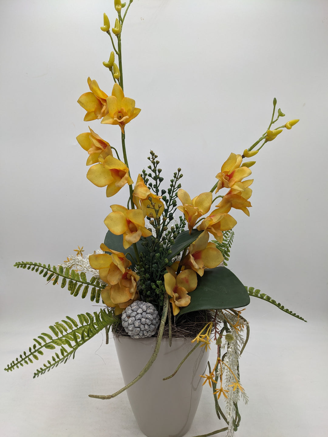 Frühlingsgesteck Orchidee gelb Faru grau