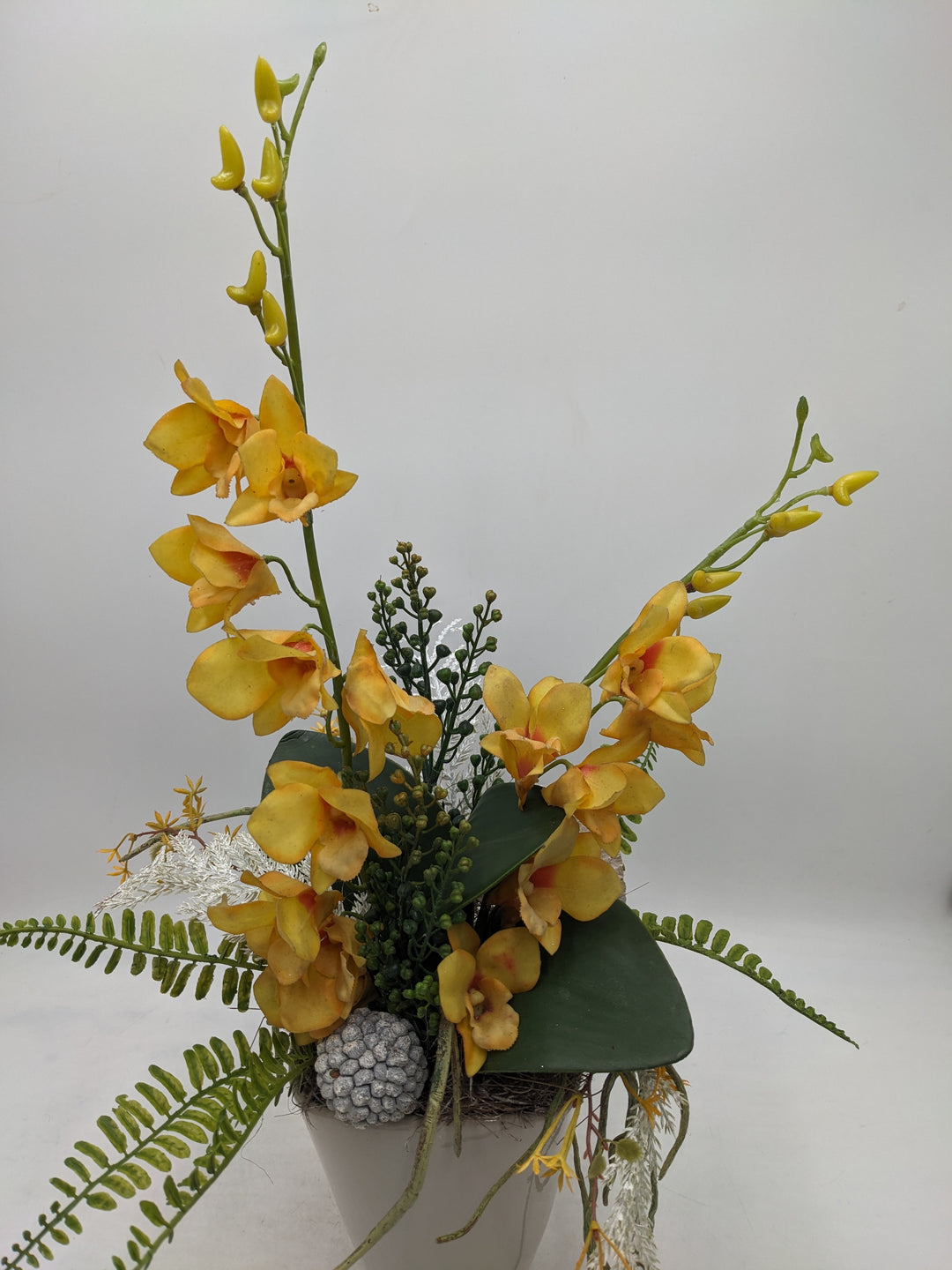Frühlingsgesteck Orchidee gelb Faru grau