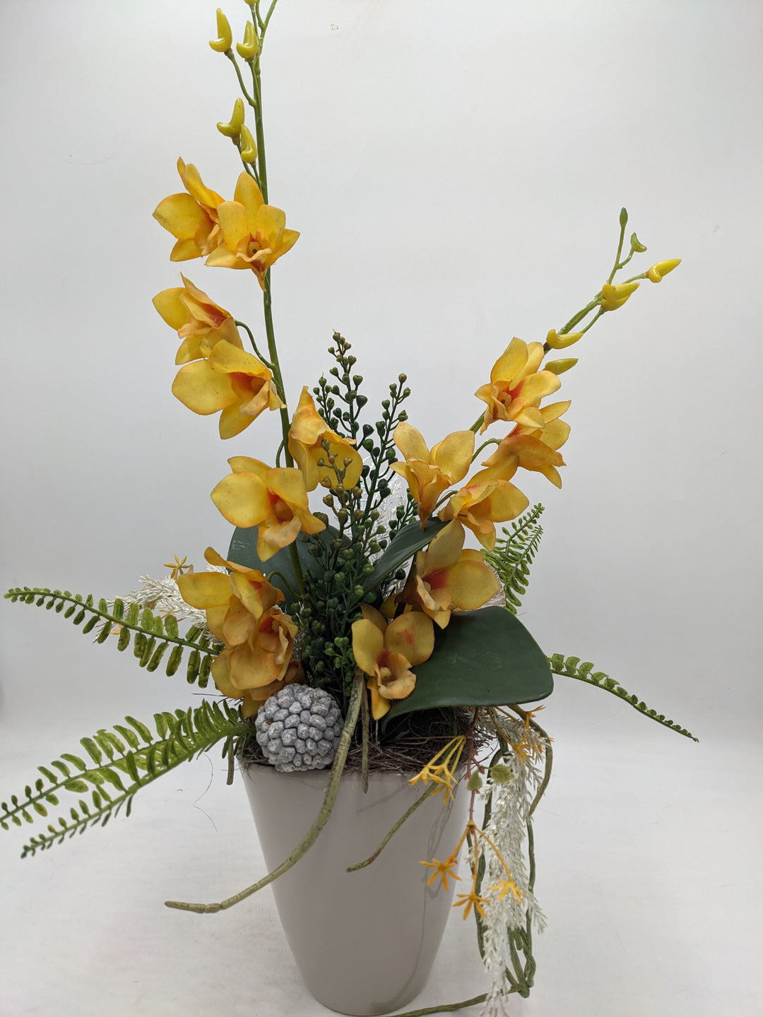 Frühlingsgesteck Orchidee gelb Faru grau