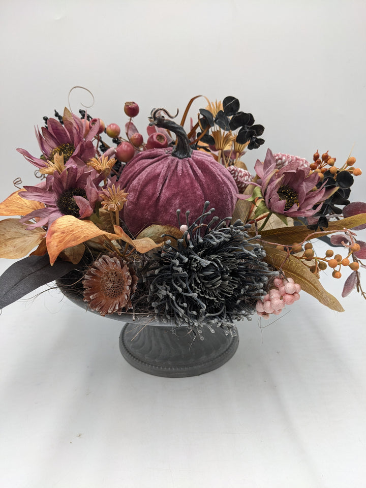 Herbstgesteck Kürbis Beeren lila schwarz