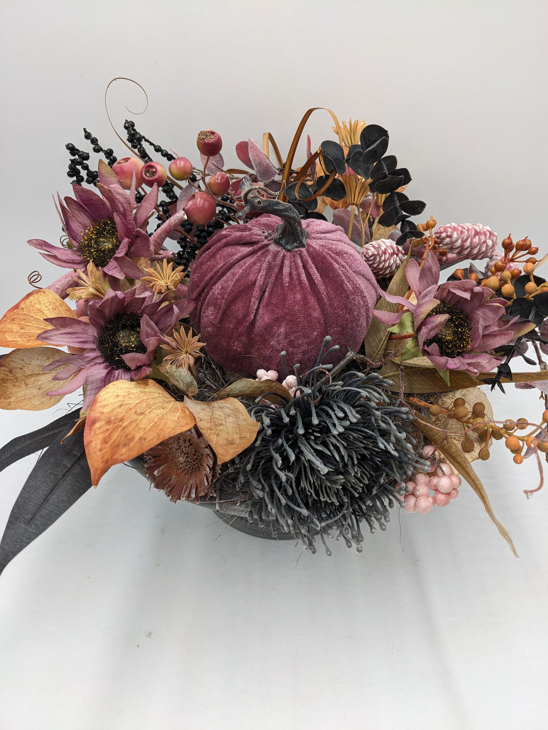 Herbstgesteck Kürbis Beeren lila schwarz