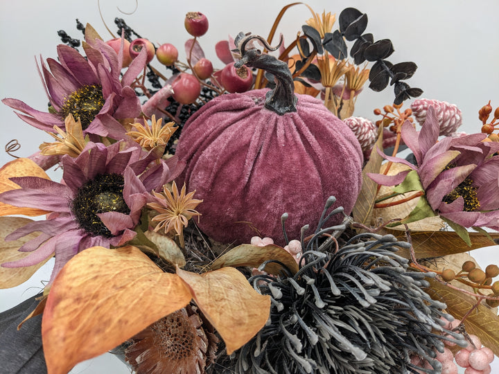 Herbstgesteck Kürbis Beeren lila schwarz