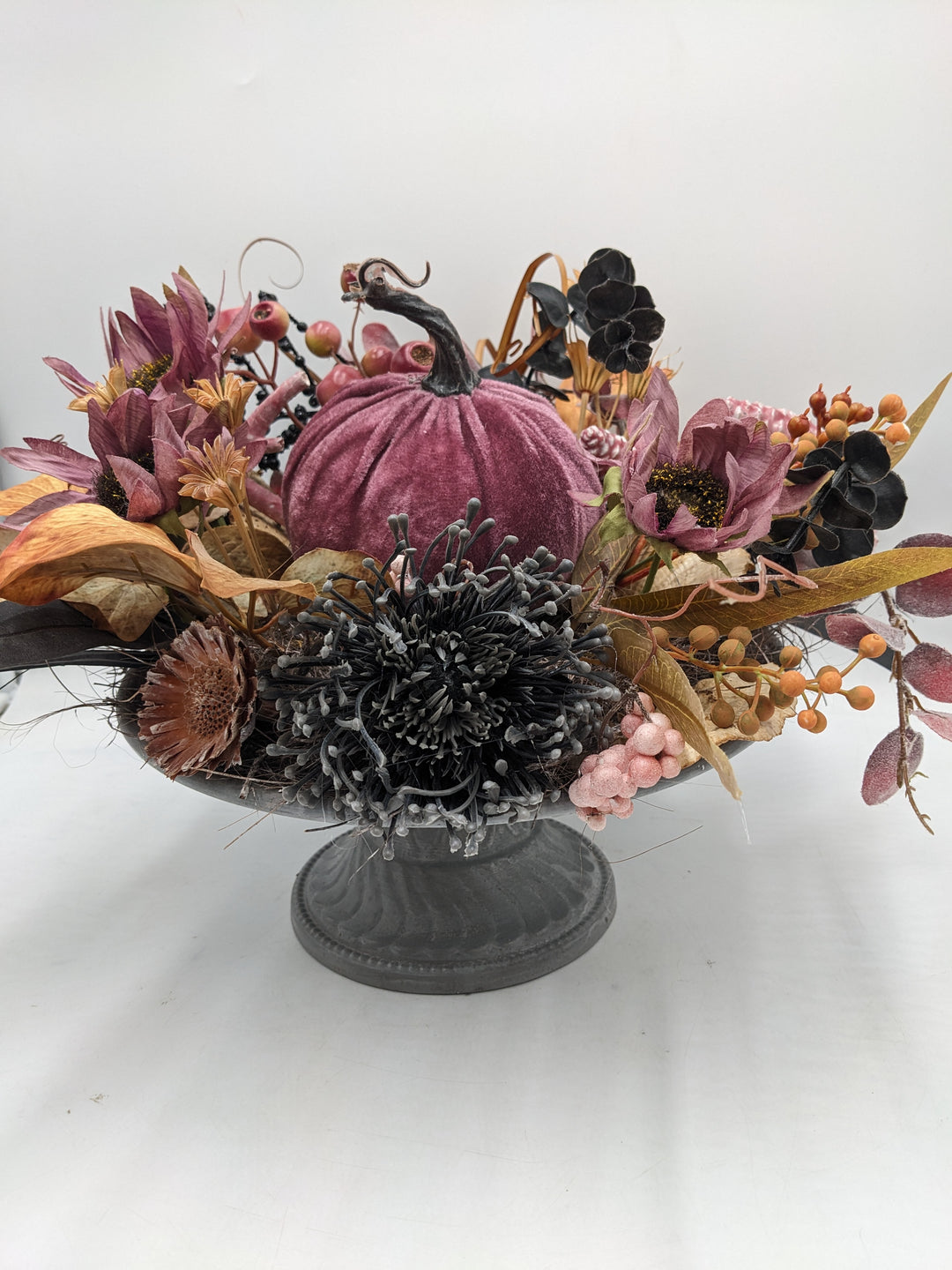 Herbstgesteck Kürbis Beeren lila schwarz