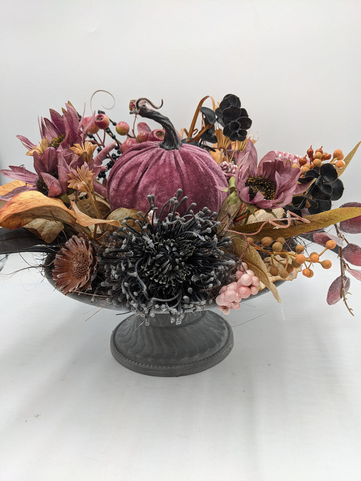 Herbstgesteck Kürbis Beeren lila schwarz