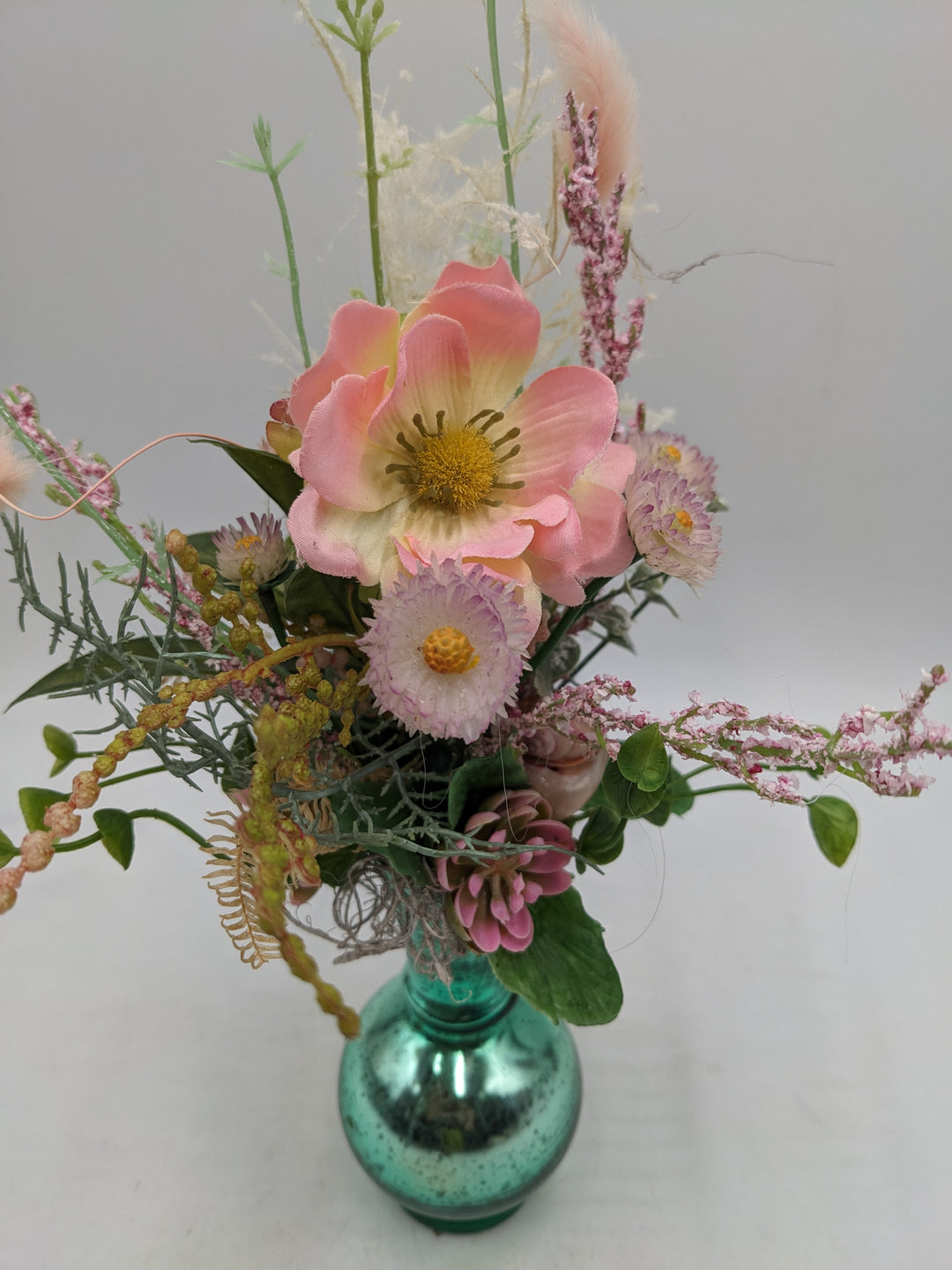 Frühlingsgesteck Anemone Gräser rosa türkis