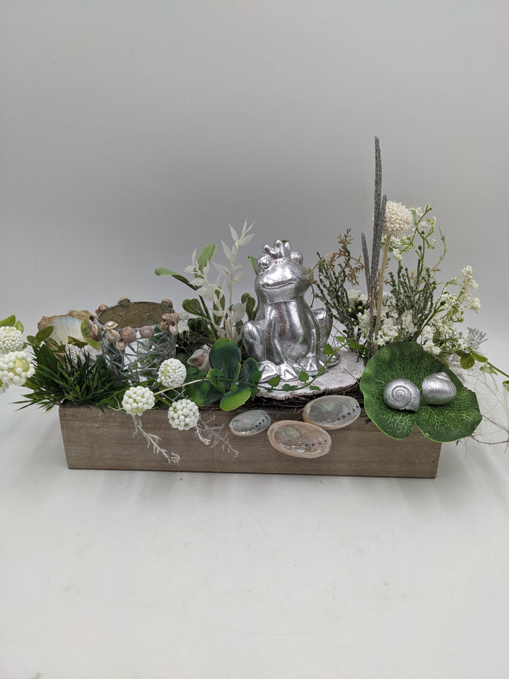 Sommergesteck Frosch Teelicht Gräser silber