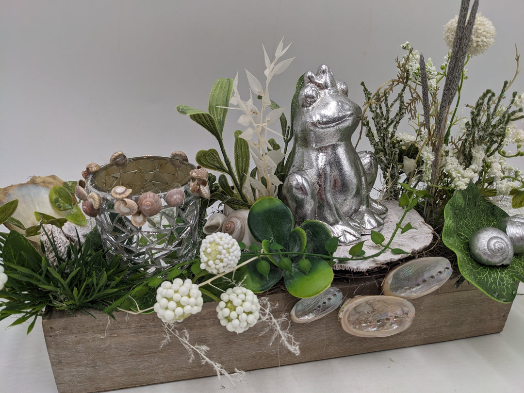 Sommergesteck Frosch Teelicht Gräser silber