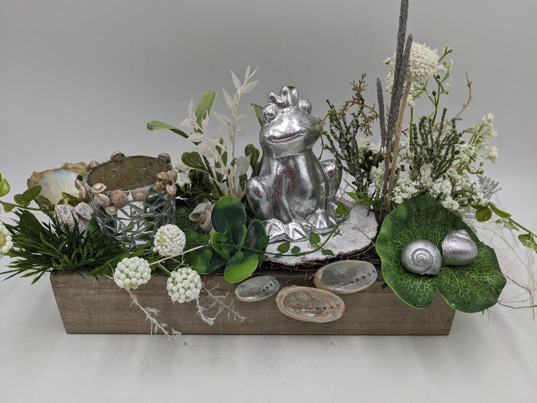 Sommergesteck Frosch Teelicht Gräser silber