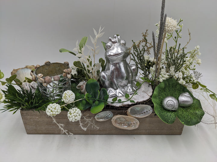 Sommergesteck Frosch Teelicht Gräser silber