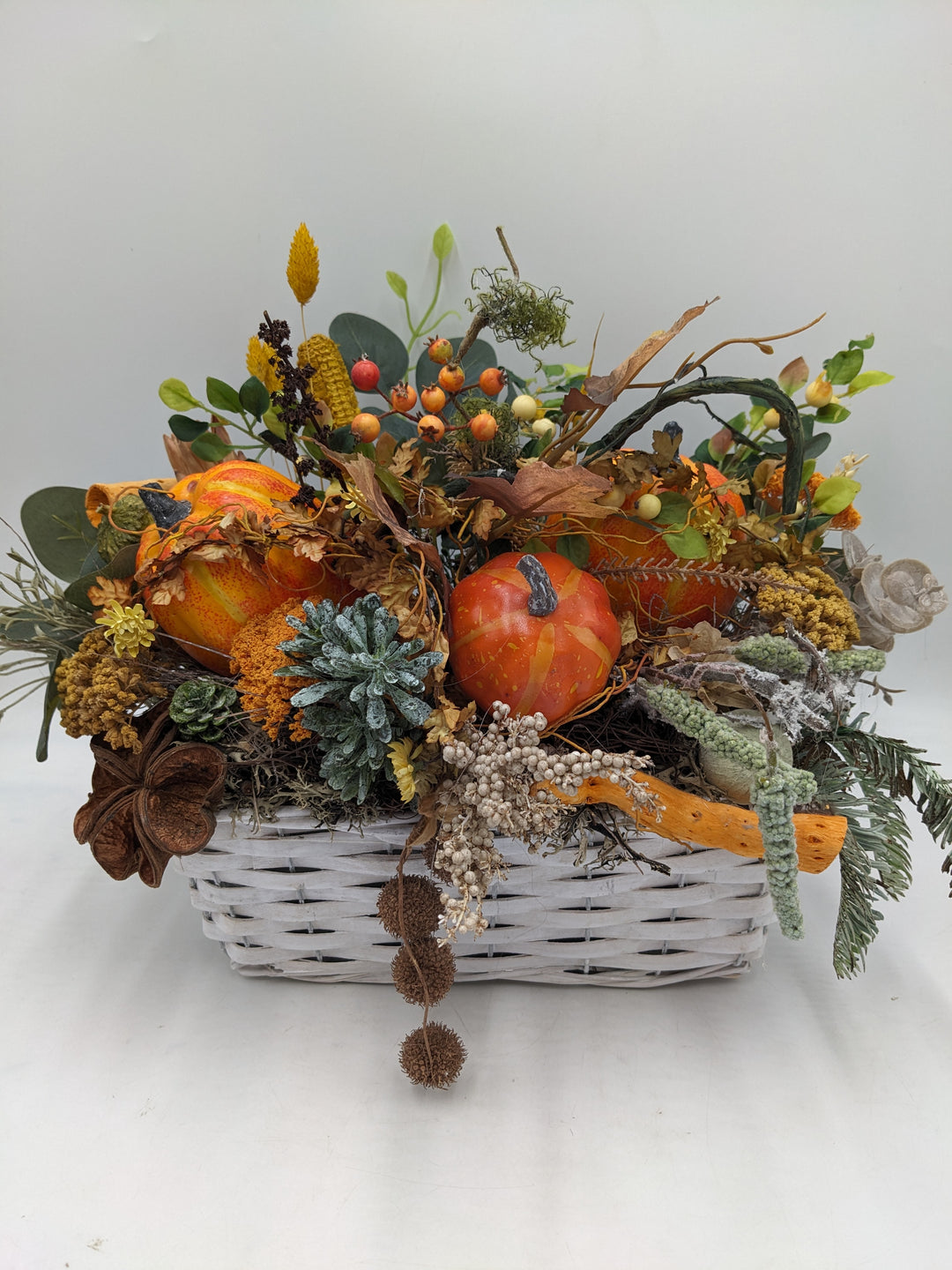 Herbstgesteck Kürbis Gräser orange