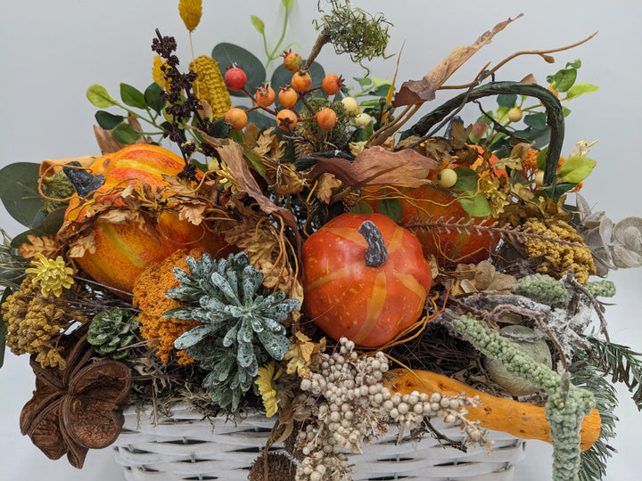 Herbstgesteck Kürbis Gräser orange